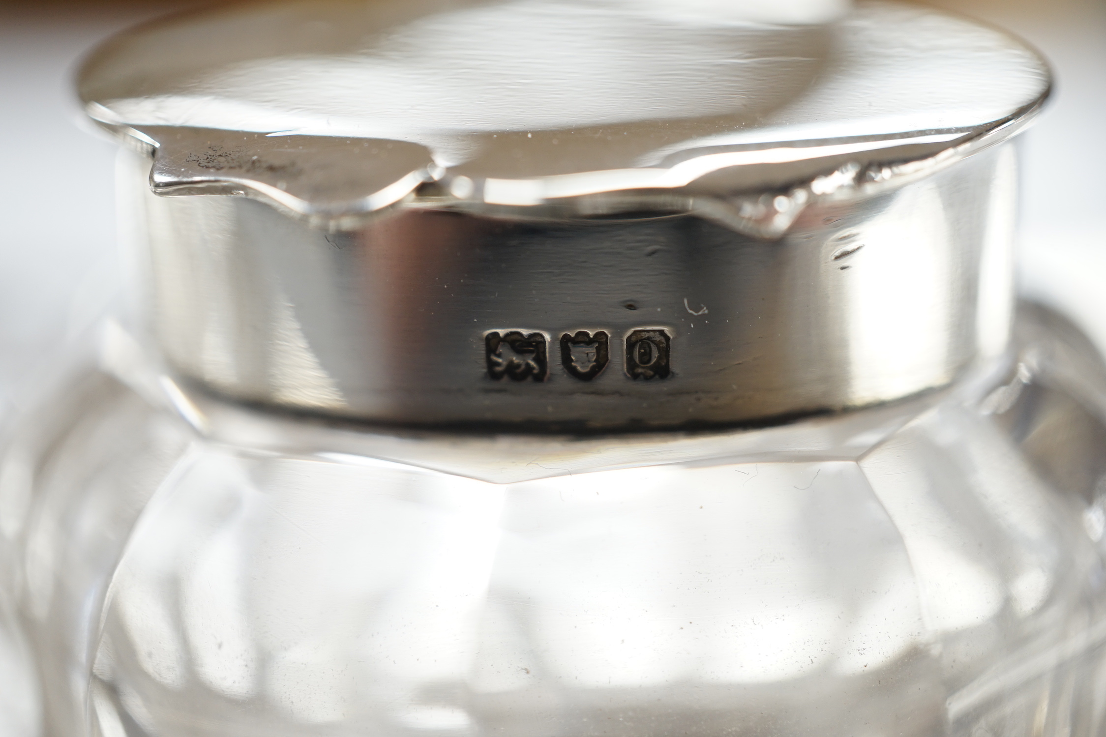 An Edwardian pierced silver inkstand, with two mounted glass wells, on four feet, Haseler Brothers, London, 1909, 26.2cm, 6.5oz.